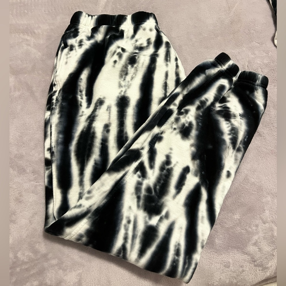 Good American tie dye sweatsuit